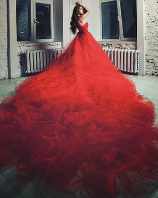 Шикарное, красное платье с огромным шлейфом. Встроенный корсет 40-48 р.  Прокат только в студии Прайд на Шаболовке. 2000 р. #веч… | Ball gowns,  Gowns, Formal dresses