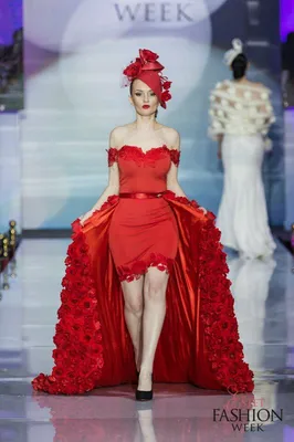 Красное платье со съемным шлейфом купить в интернет-магазине Ярмарка  Мастеров по цене 30000 ₽ – FN1ULBY | Платья, Алатырь - доставка по России