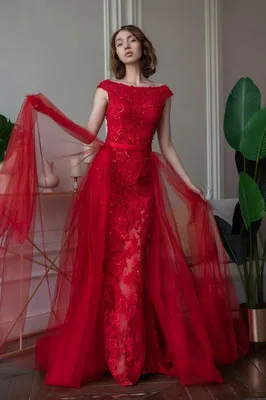 Красное платье со шлейфом фотографии