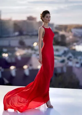 Вечернее красное платье со шлейфом и открытой спинкой | Платья, Длинное  платье вечернее, Вечерние платья