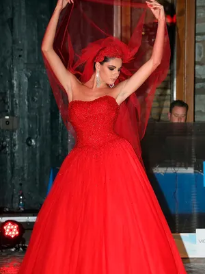 Красное платье с асимметричной юбкой