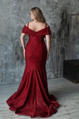 Красное трикотажное платье со шлейфом