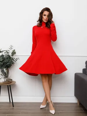 Красное трикотажное платье фотографии