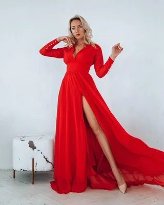 Красное вечернее платье в пол фотографии