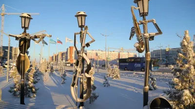 Фонарь-скрипач и другие: в Новом Уренгое появились креативные светильники |  Ямал-Медиа