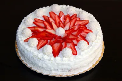 Украшение торта рафаэлками - 79 фото