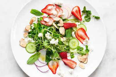 Кресс-салат с клубникой и сыром фета — пошаговый рецепт овощного салата с  клубникой с фото