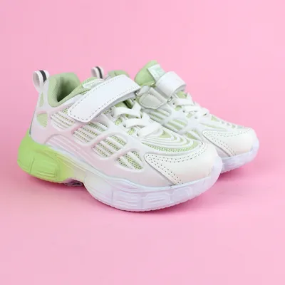 Закрыть модные белые кроссовки на ножках девушек на белом фоне в студии.  Стоковое Фото - изображение насчитывающей шнурки, ботинки: 253562404