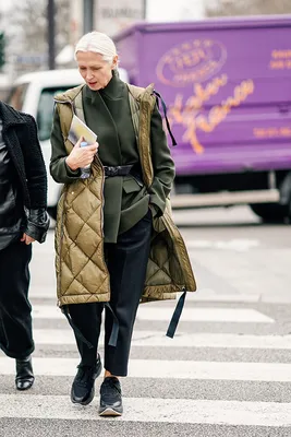 Папины кроссовки, куртки на пальто и цветные ботфорты: что носят на улицах  Нью-Йорка | Журнал Harper's Baza… | Idées de mode, La robe du soir, Street  style new york
