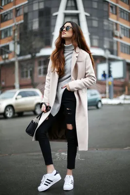 14 примеров как стильно и модно носить пальто с кроссовками