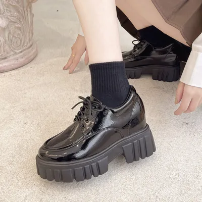 спорт кроссовки и классические туфли на каблуках черные на ногах девушки  выбор обуви Стоковое Изображение - изображение насчитывающей изолировано,  вскользь: 216082961
