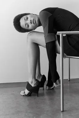 Удобные кроссовки возле уставшей деловой женщины на высоких каблуках в  офисе :: Стоковая фотография :: Pixel-Shot Studio