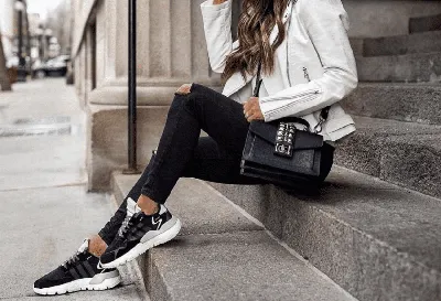 Черные кроссовки: с чем сочетать и носить женские и мужские кроссы черного  цвета с белой подошвой, модные образы со спортивной обувью