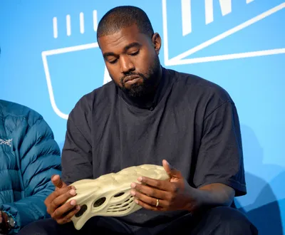 Канье Уэст и Adidas договорились о распродаже кроссовок Yeezy. Спортивный  бренд мог потерять миллиард долларов из-за разрыва партнерства