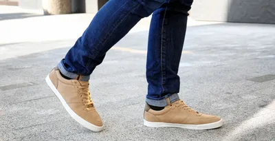 Как не стоит носить джинсы с кроссовками: 5 устаревших сочетаний, которые  выглядят провинциально и безвкусно | Блог на шпильках | Дзен