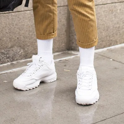Как подобрать носки к белым кроссовкам: правила стильного спортивного  образа для мужчин | GQ Россия