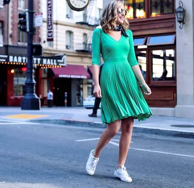 Кеды и кроссовки под платье - 30 примеров на модных блогерах | Модные  стили, Модные образы, Мода для женщин