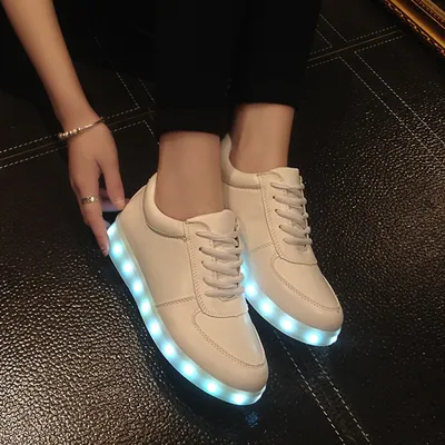 Кроссовки со светящейся подошвой фото