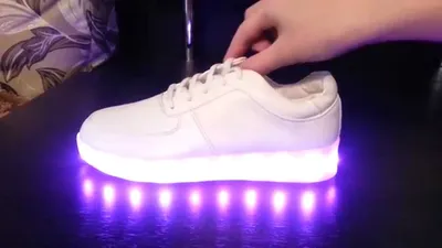 Кроссовки со светящейся подошвой Simulation LED sneakers — Видео | ВКонтакте