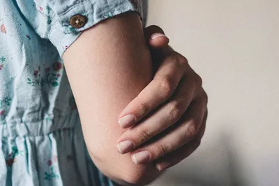 Признаком высокого холестерина назвали необычное поражение пальцев рук - МК