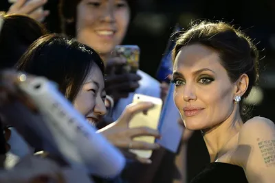 Фото: Сальма Хайек показала Анджелину Джоли без макияжа - Российская газета