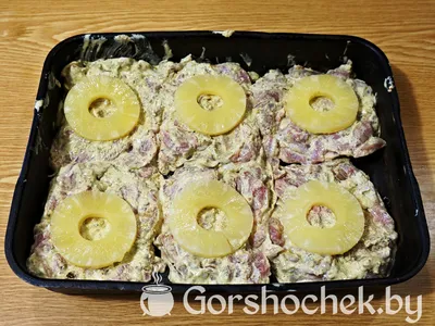 Курица с ананасами и сыром, запеченная в духовке (фото)