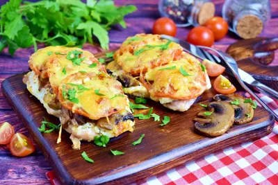 Куриная грудка с грибами сыром и помидорами в духовке рецепт фото пошагово  и видео - 1000.menu