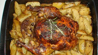 Курица, запечённая целиком в духовке с картошкой - Лайфхакер