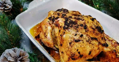 Курица, запечённая в духовке с чесноком и лимоном: рецепт - Лайфхакер