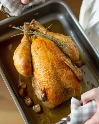 Курица, запеченная в фольге на углях — пошаговый рецепт с фото и описанием  процесса приготовления блюда от Петелинки.