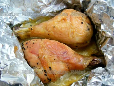 сожжённая курица в фольге с золотой коркой на столе в печи. Стоковое Фото -  изображение насчитывающей цыплятина, кожа: 241865582