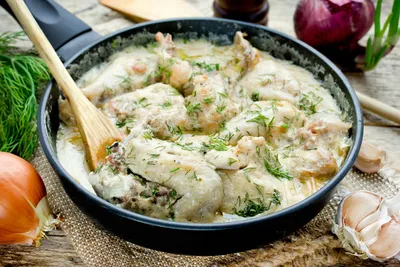 Тушеная курица в сметане в мультиварке. — пошаговый классический рецепт с  фото от Простоквашино