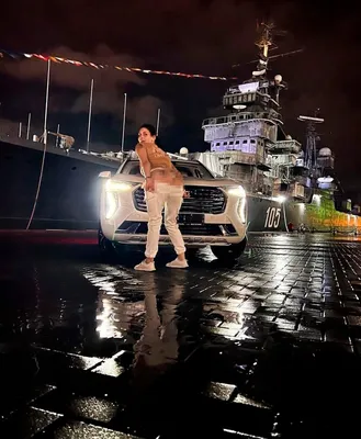Россиянку оштрафовали за фото с приспущенными штанами на фоне крейсера  «Михаил Кутузов»