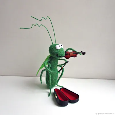 Большой зеленый Кузнечик играет на скрипке – купить на Ярмарке Мастеров –  KP8S0RU | Мягкие игрушки, Москва