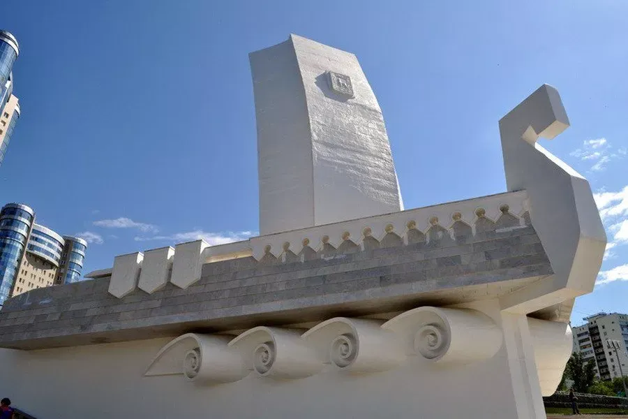 Памятник ладья. Монумент «Самарская Ладья». Стела Ладья набережная Самары. Стела Ладья в Самаре. Ладья в Самаре памятник.