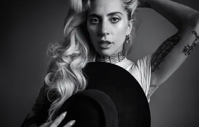 Обои поза, фон, шляпа, макияж, платье, тату, прическа, блондинка,  черно-белое, певица, Леди Гага, Lady GaGa, Harper's Bazaar картинки на  рабочий стол, раздел девушки - скачать