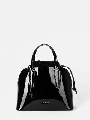 Черная лаковая сумка тоут с декором из искусственного меха – Италия,  черного цвета, натуральная кожа. Купить в интернет-магазине в Москве. Цена  16470 руб.