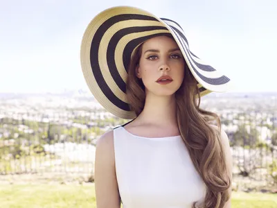 Фото Лана Дель Рей / Lana Del Rey в черно-пшеничной шляпе с широкими полями  на фоне панорамы