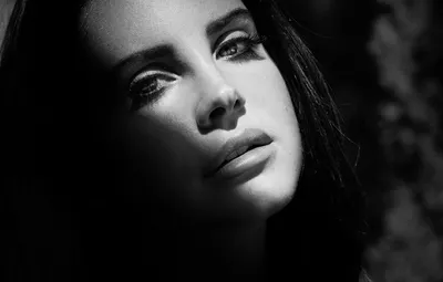 Обои девушка, лицо, черно-белое, певица, Lana Del Rey, Лана Дель Рей  картинки на рабочий стол, раздел девушки - скачать