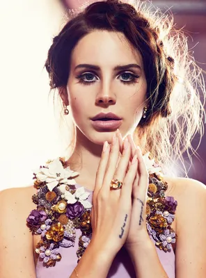 Фото Певица Лана Дель Рей / Lana Del Rey сложила вместе руки