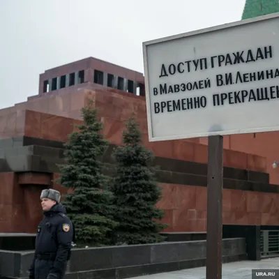 Песков: тело Ленина останется в Мавзолее
