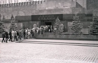 Файл:Moskau 1957 - Lenin-Stalin-Mausoleum.jpg — Википедия
