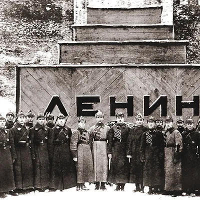 Кто придумал мавзолей для Ленина: Сталин был за саркофаг для вождя, Троцкий  — против - KP.RU