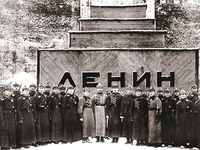 Кто придумал мавзолей для Ленина: Сталин был за саркофаг для вождя, Троцкий  — против - KP.RU