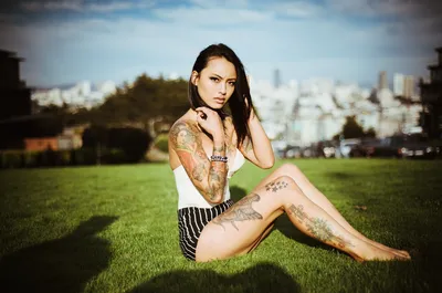 Леви Тран, женщины, модель, актриса, азиатка, ноги, женщины на улице, татуированные девушки, смотрит на зрителя, татуировка, трава, солнечный свет, на улице | Обои 1280x847 - wallhaven.cc