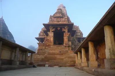 Храмове Khajuraho. Khajuraho храмове (еротични храмове khajuraho). Западна  група - вътрешно ограждане
