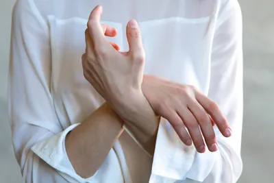 Малозаметный признак на руках, который говорит о заболевании печени -  WomanEL