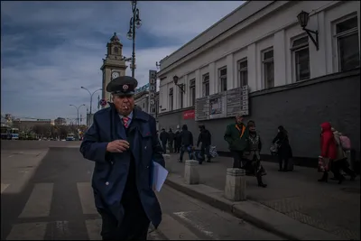 обои : люди, лицо, глаза, автомобиль, Москва, Городской, здание, небо,  тень, Дорога, Фотография, Курить, Туризм и отдых, Синий, ветер, Sony,  Россия, Жизнь, Европа, Дневной свет, метро, Человек, Равномерный,  Общественный, Инфраструктура, Выстрел, Пеший,