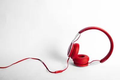 Люди в наушниках слушают аудиокниги…» — создано в Шедевруме