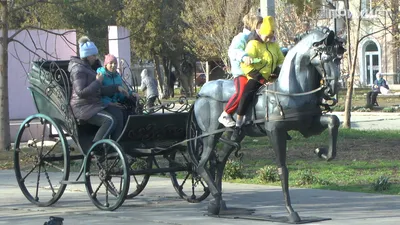 В сквере Освобождения новый арт-объект - “Конь с повозкой” - Новини  Нікополя «Прихист»